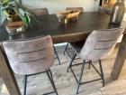 Uitschuifbare eettafel met barstoelen