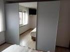 Ruime kledingkast met spiegelwand