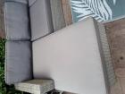Gebruikte loungrset met kussens en tafel