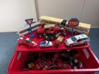 doos met speelgoedauto's